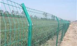 锌钢护栏与高速公路旁铁丝网护栏哪个耐用 高速护栏网生产厂家